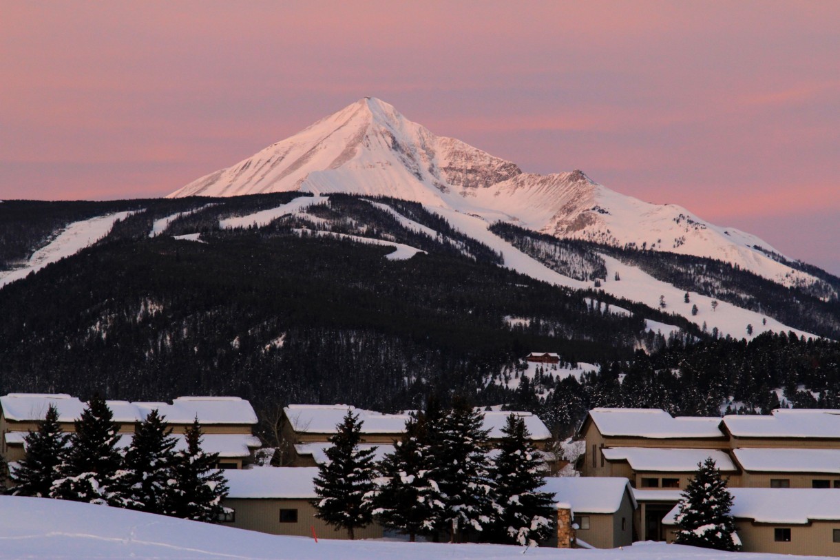 Inmitten der malerischen Landschaft hebt sich der Lone Peak von der Umgebung ab 